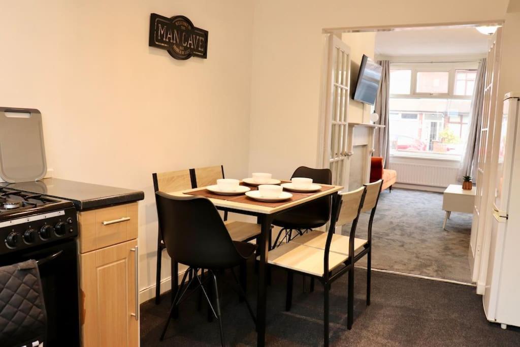 Charming 3 Bedroom Free Wifi & Parking