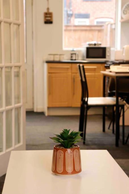 Charming 3 Bedroom Free Wifi & Parking Apartment Leeds (West Yorkshire)