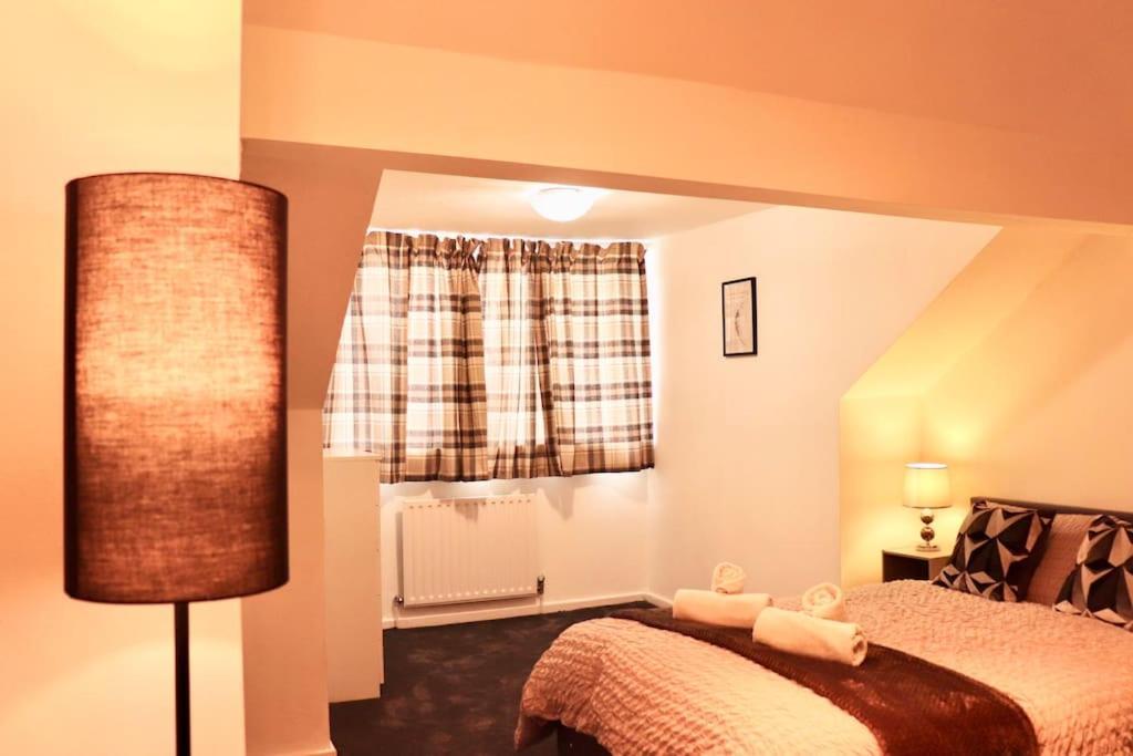 Charming 3 Bedroom Free Wifi & Parking * Leeds (West Yorkshire)